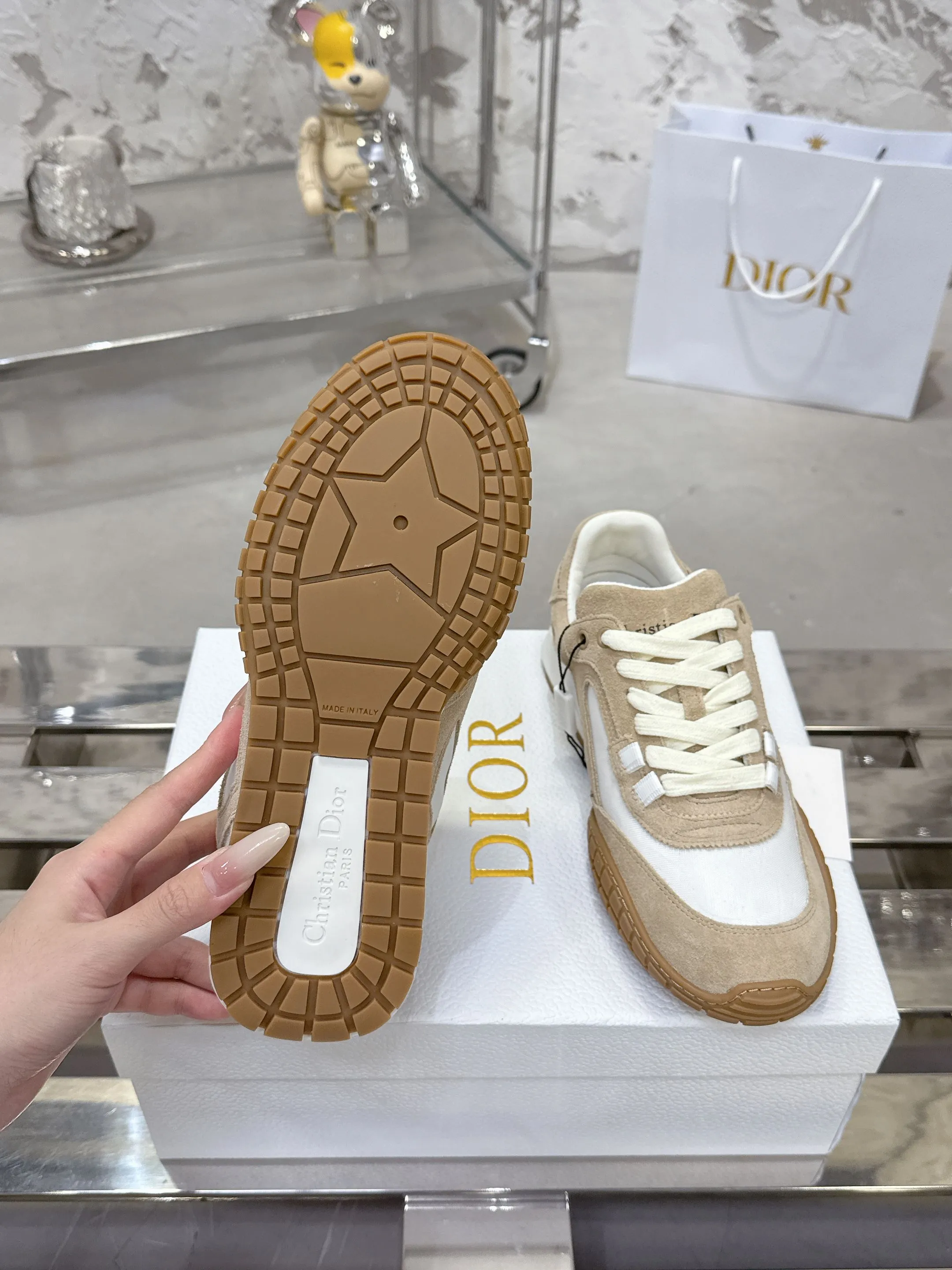 Factory price 640💰 Top version! ! ! Dior Tech sneakers Dior Tech is newly launched, with exquisite color matching and autumn and winter atmosphere. This Dior Tech sneaker is a new product in the 2026 early spring ready-to-wear series. It is equipped with fashionable details and highlights the retro aesthetics. Made of calfskin and suede calfskin upper with transparent mesh side panels and ChristianDior Paris signature on the heel and tongue. A textured, tonal Dior signature sole adds couture style. Upper material: Textile, cowhide split leather, cowhide leather with Christian Dior Paris logo on the heel and tongue Textured Dior logo rubber sole embellished with Christian Dior's lucky star symbol! Size 35-46 (40 for women, 41 for men, 38.45.46, custom made and non-refundable)